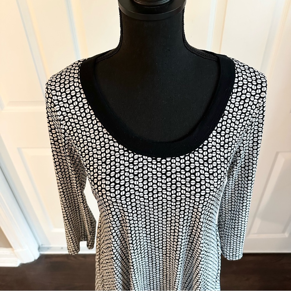 Karen Kane Black and White Coffee Bean Print Stretch Handkerchief Hem Tunic Top - Picture 2 of 6